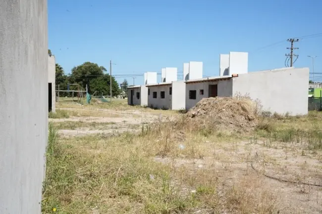 La Provincia apunta a finalizar alrededor de 16.000 viviendas que fueron abandonadas por la Nación.