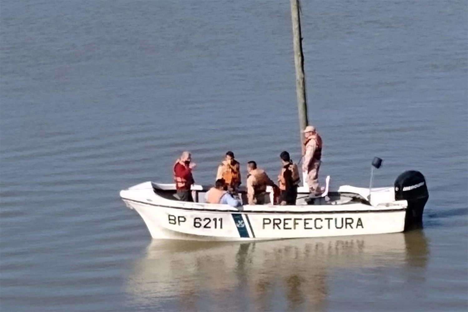 Un hombre falleció al hundirse una lancha con siete personas a bordo