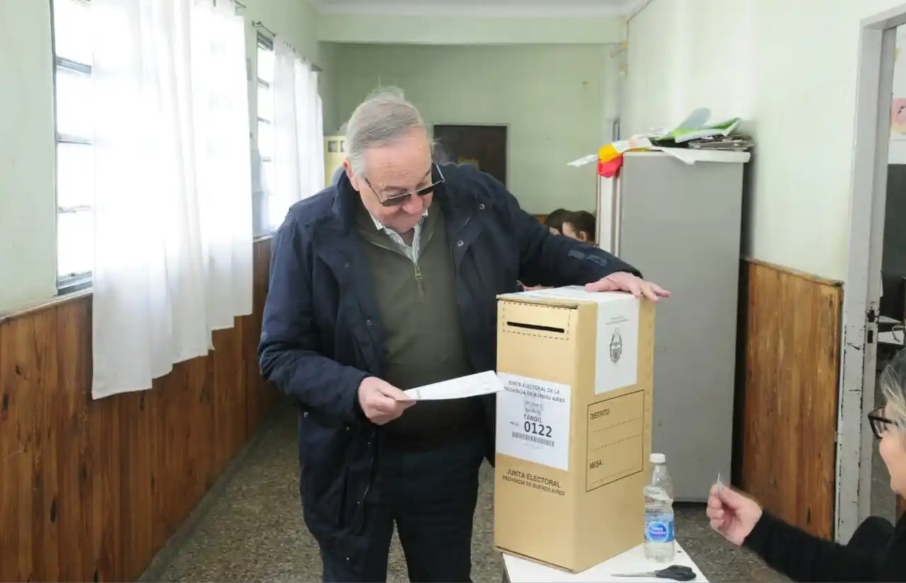 El intendente Miguel Ángel Lunghi emitió su voto.
