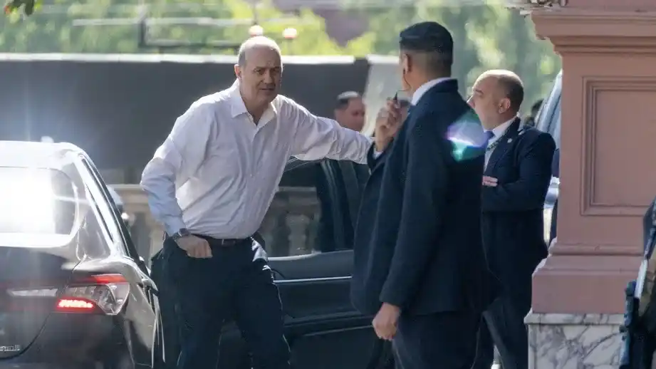 El ministro de Desregulación del Estado, Federico Sturzenegger, ingresa a Casa Rosada.