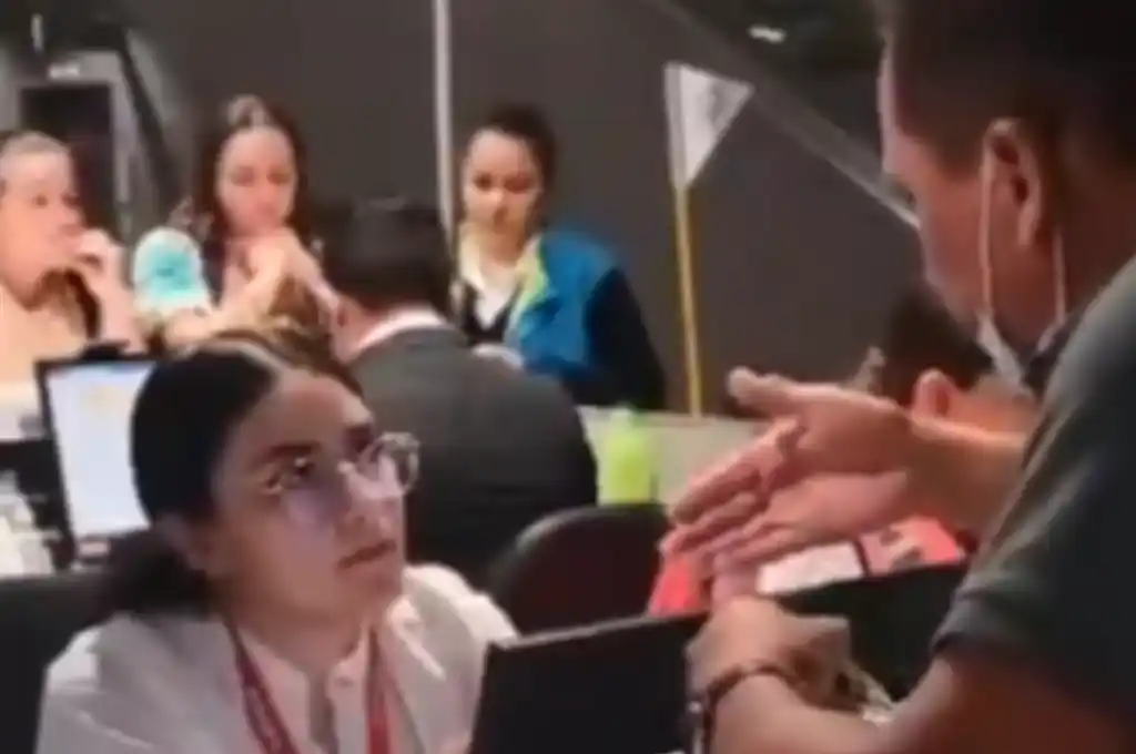 La escena quedó filmada por otros clientes.