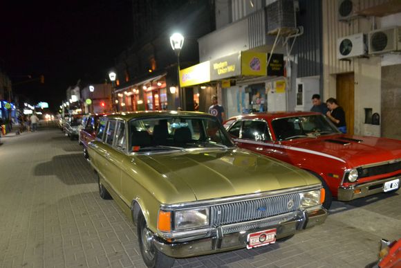 El Club de Autos Clásicos y Antiguos cerró el año con una exhibición en el centro de la ciudad