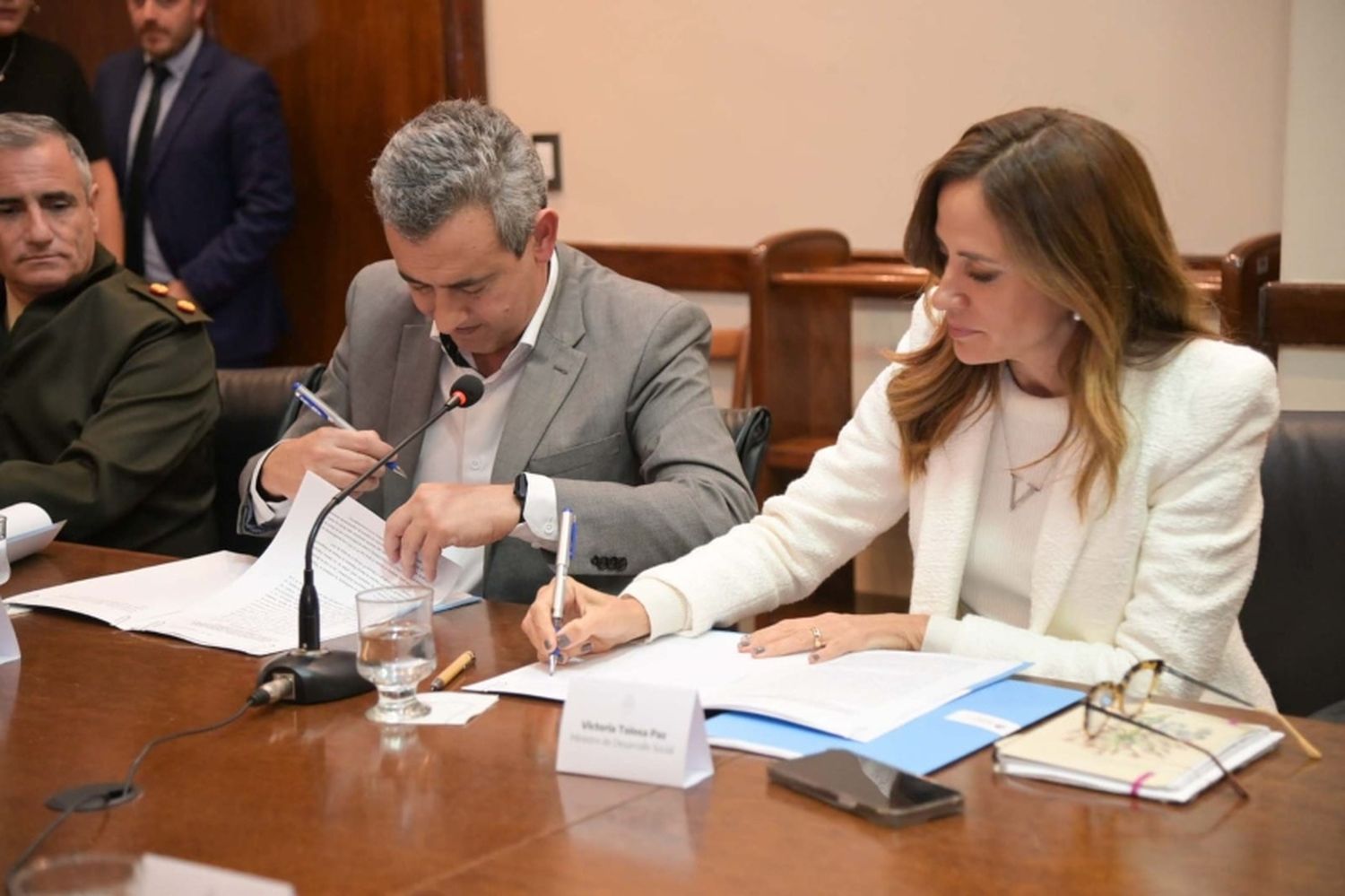 Taiana, Tolosa Paz y Javkin firmaron un convenio para que el Ejército realice tareas de urbanización en barrios populares