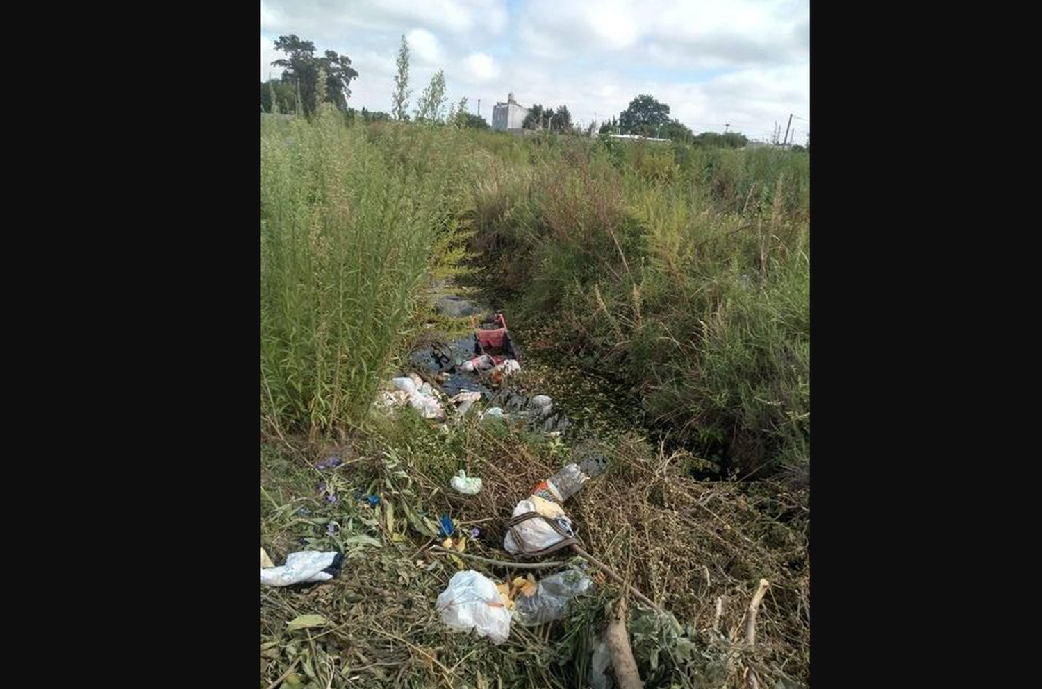 Reclamo por zanjón lleno de basura