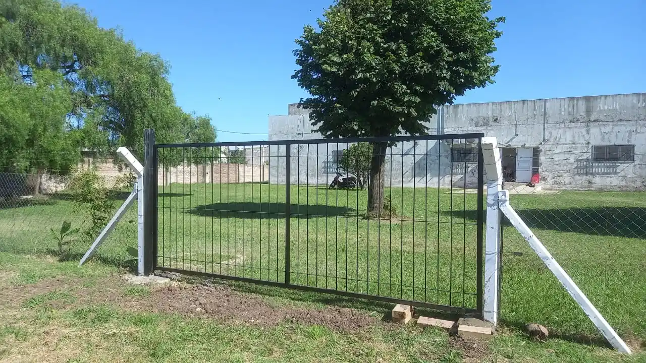 Helipuerto- La 1era puerta salida al Geriátrico.  Y 2da al hospital con alambrado perímetral.