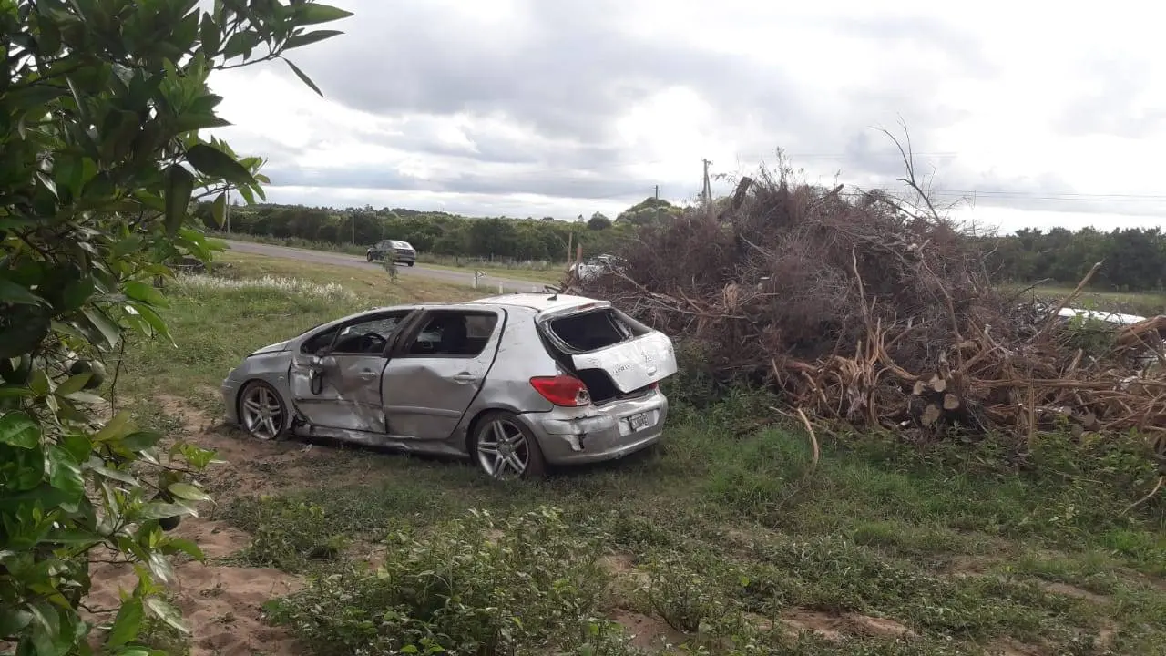 Joven cordobés despistó y volcó su auto en Ruta 2, cerca de Santa Ana