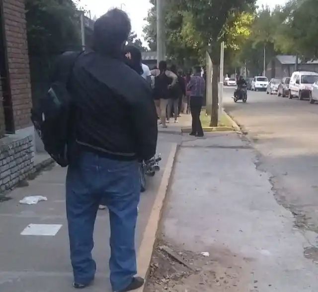 Afiliados a Pami que capitan en el Hospital pueden sacar turno por WhatsApp sin hacer fila