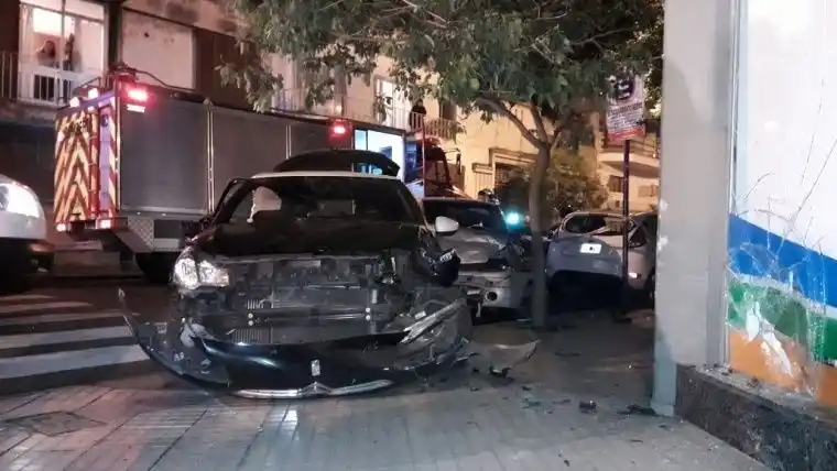 Locura en el centro: chocó, siguió y embistió a otros siete autos