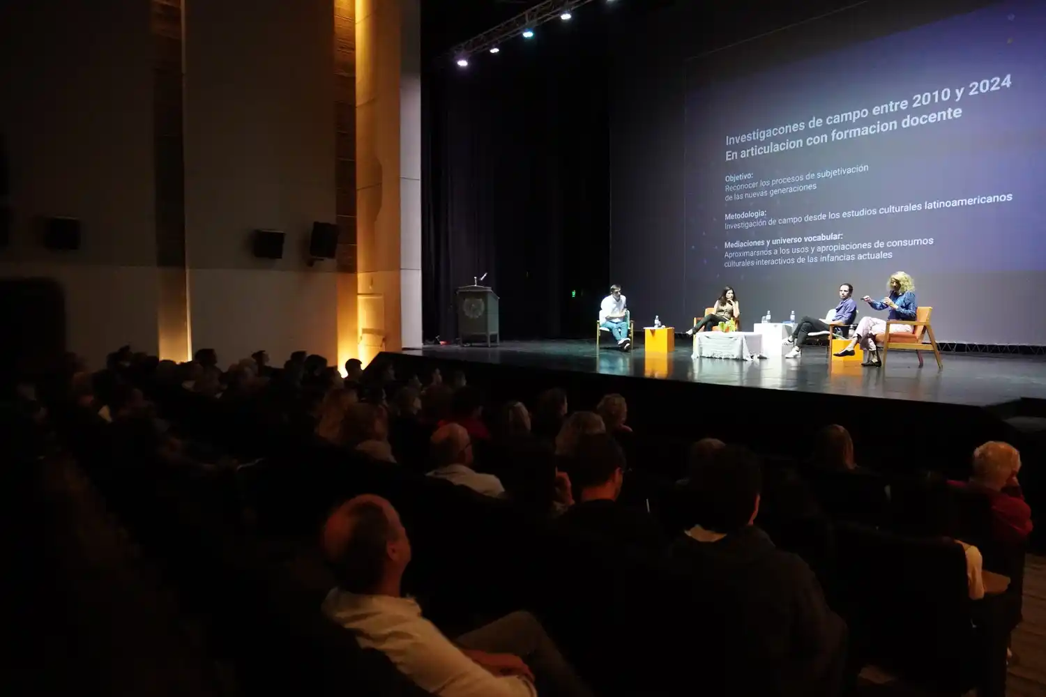 El conversatorio contó con una gran convocatoria.