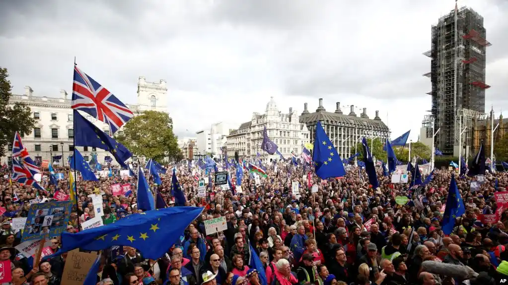 Londres amenaza con otro pulso por Brexit para obligar a que UE negocie acuerdo comercial