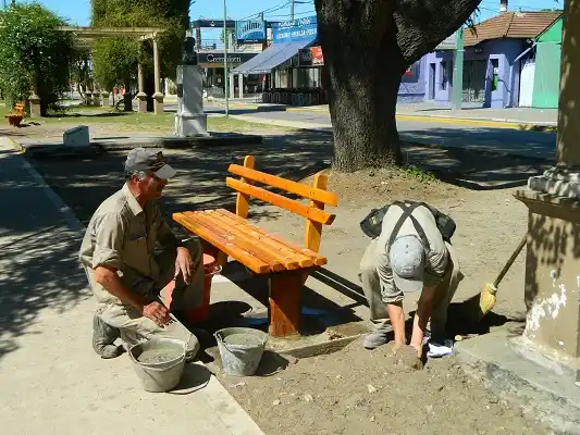 La Municipalidad está colocando nuevos bancos con respaldos en Costanera
