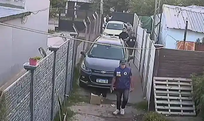 Seis delincuentes que se hicieron pasar por agentes de la Policía Federal.