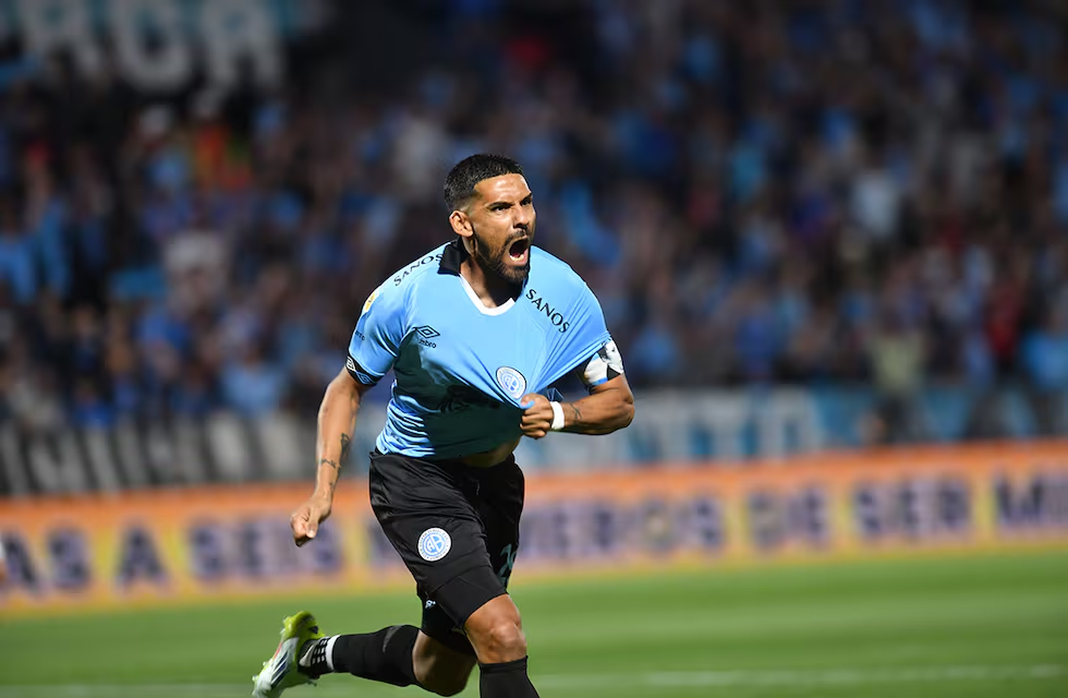 Franco Jara, goleador de Belgrano, busca anotar en el partido contra Estudiantes en Alberdi.