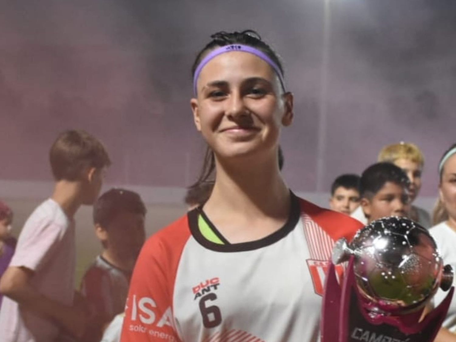 En Sportivo. Sheila Repetto con el trofeo de campeona