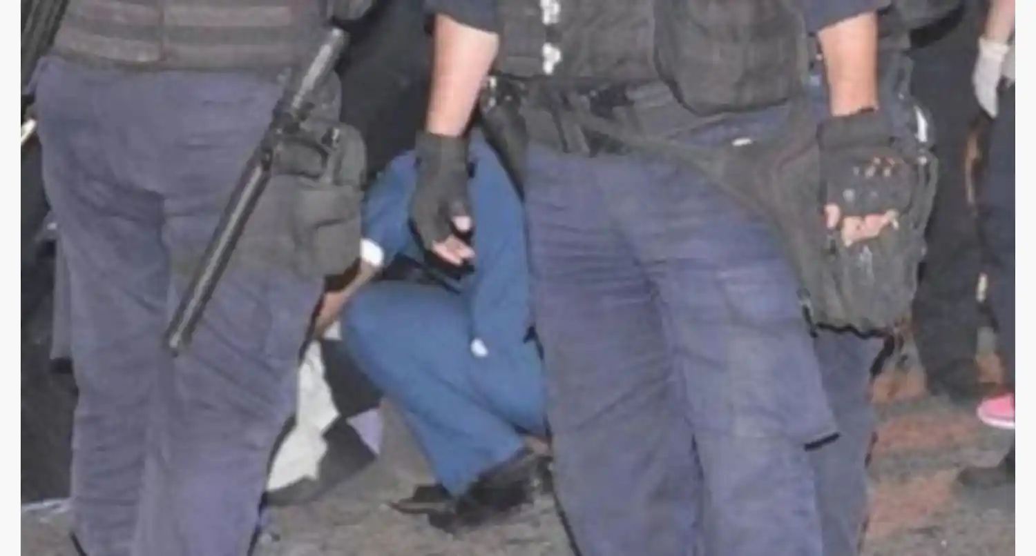 El joven habría intentado pasar del tráiler del caballo a la camioneta en movimiento, pero se cayó y fue atropellado. (Foto: Nuevo Diario Web).