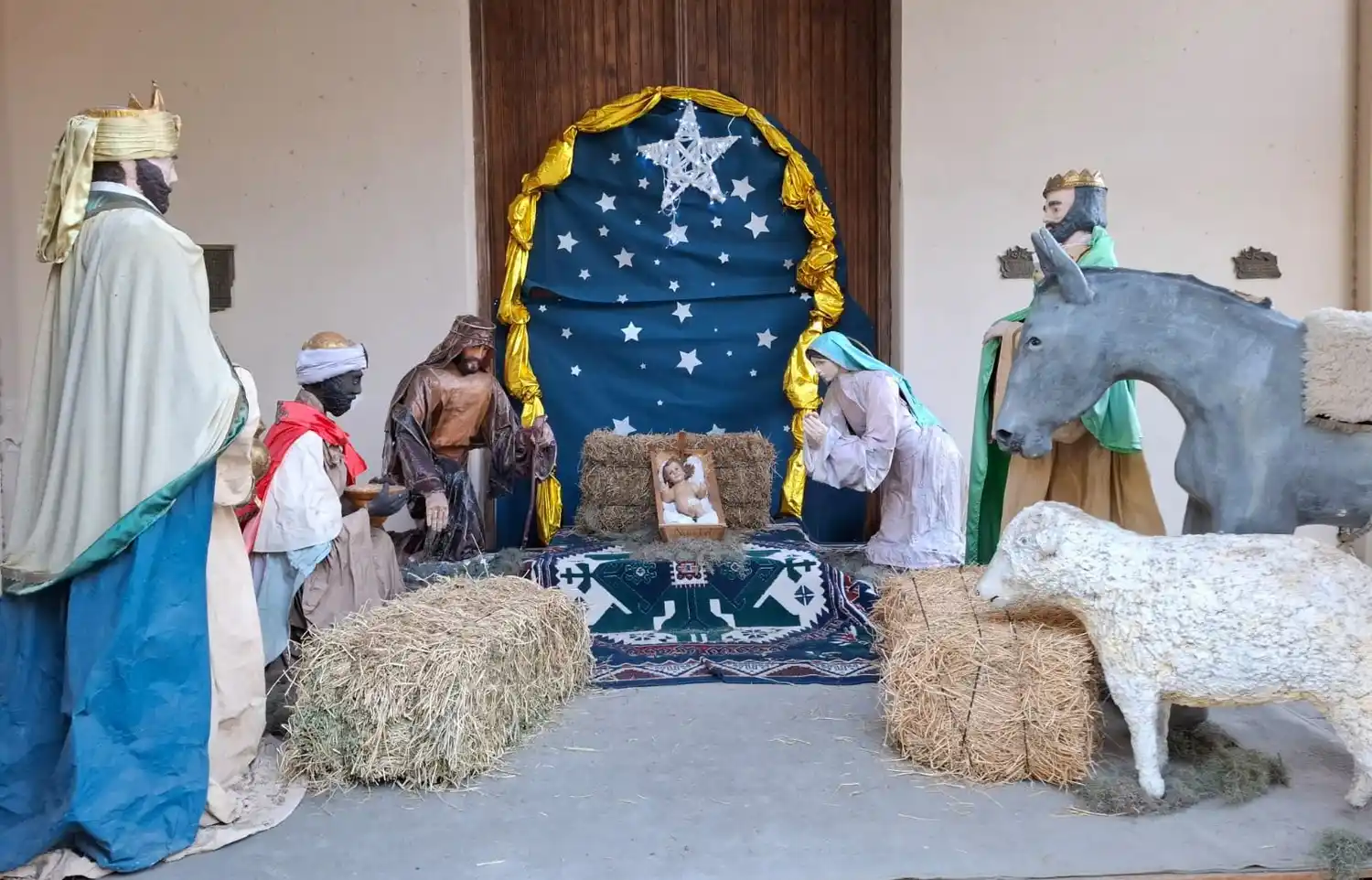 Pesebre del atrio de la Parroquia San Antonio realizado por Familias Misioneras-