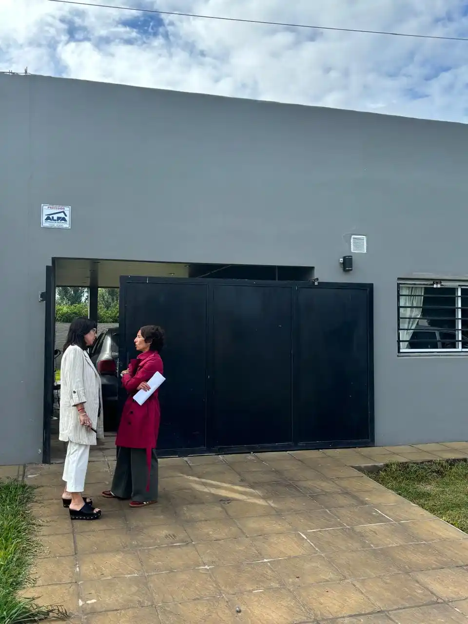 Las fiscales Viviani y Marcantonio en el domiciloio de Luis Pardo, uno de los principales referentes de "la China" en San Pedro.