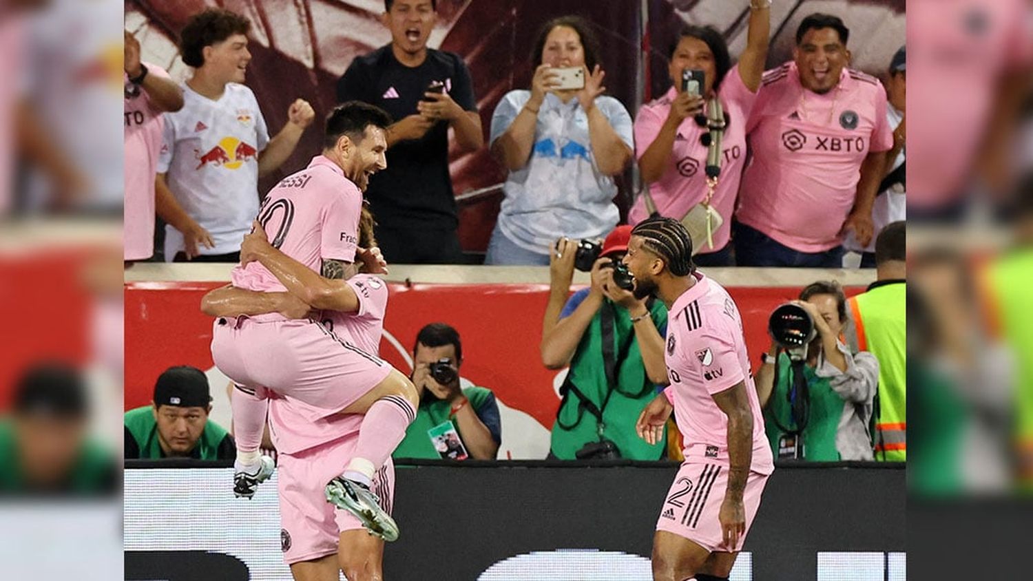 Lionel Messi celebra después de marcar un gol contra los New York Red Bulls