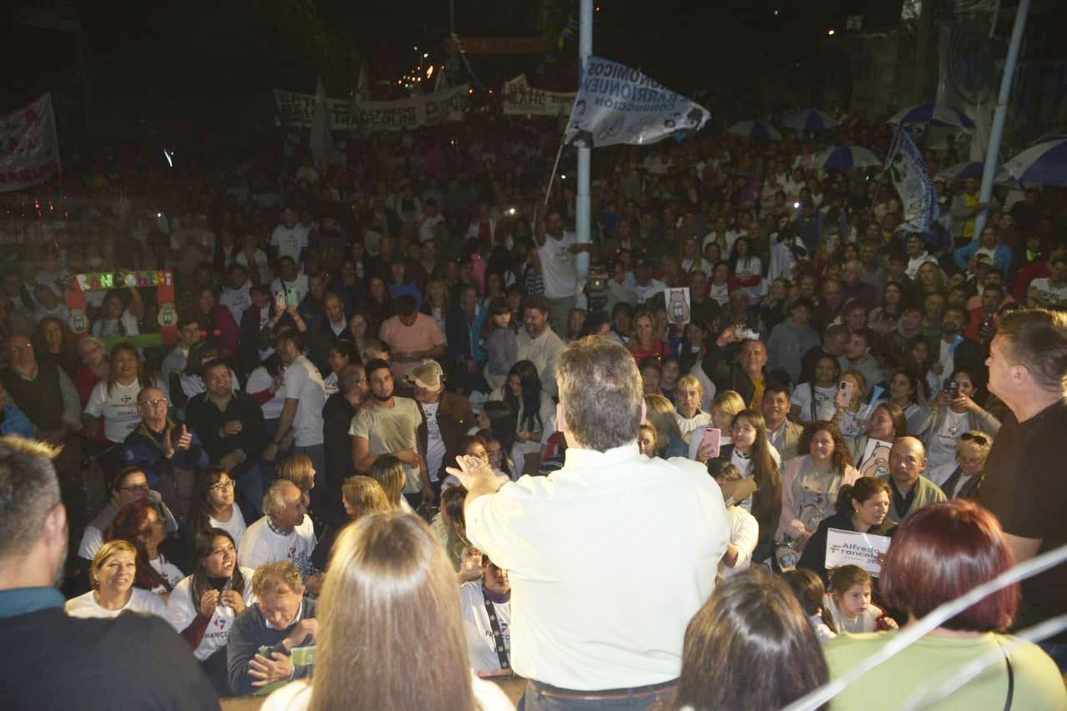 Francolini cerró la campaña, de cara a las PASO, con un multitudinario acto