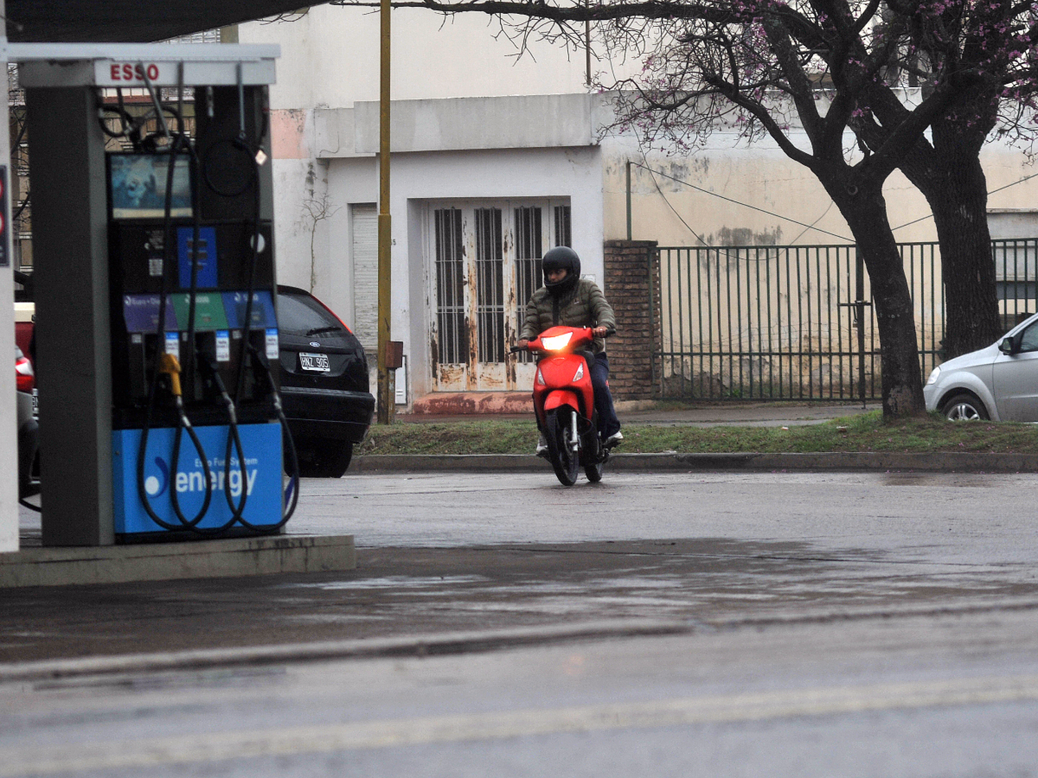 Playeros en riesgo ante peligrosas maniobras de los motociclistas