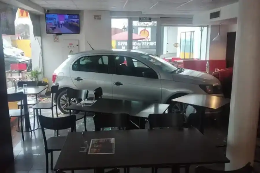 Perdió el control del auto y terminó dentro del shop de una estación de servicio en San Justo