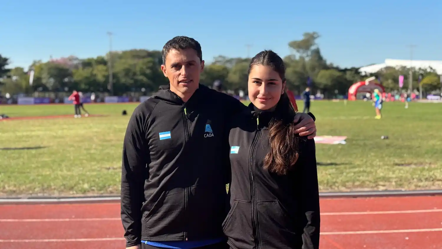 Con ropa de Selección. Rosario Coronel junto a su entrenador Federico Acha, en el Parque Olímpico de Asunción