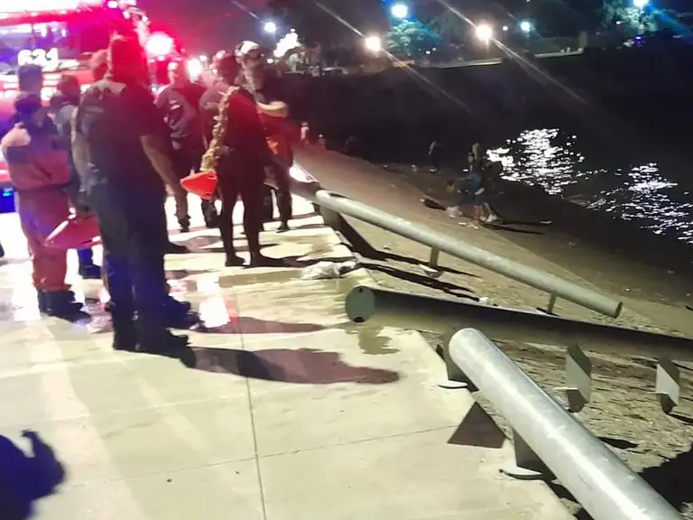 El vehículo quedó dentro del agua.