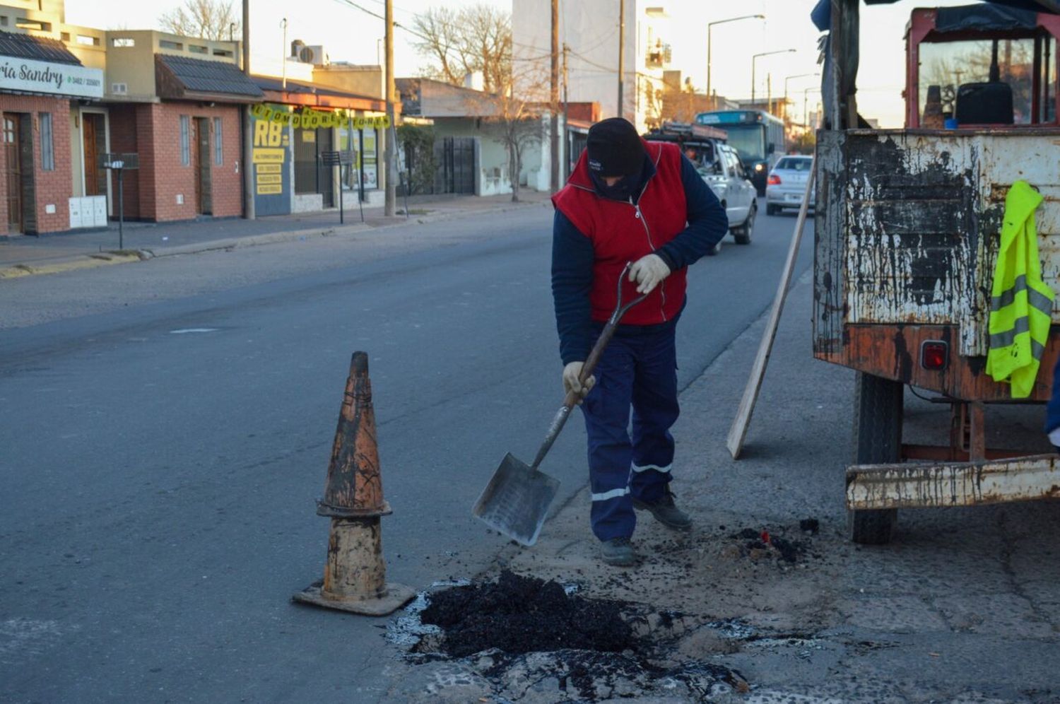 El gobierno municipal avanza con bacheo, perfilado y desagües