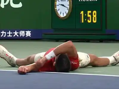 Djokovic hizo historia en Shanghái pero encendió alarmas por su estado físico