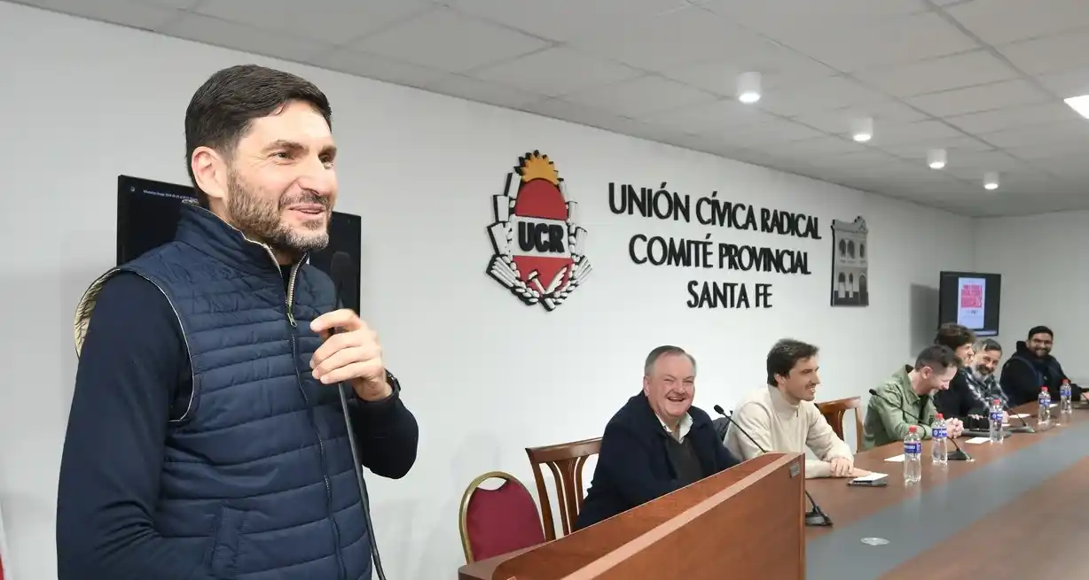 Pullaro el sábado último en el plenario radical donde habló y se fue de gira. En la mesa, Michlig y Losteau. Foto: Mauricio Garin