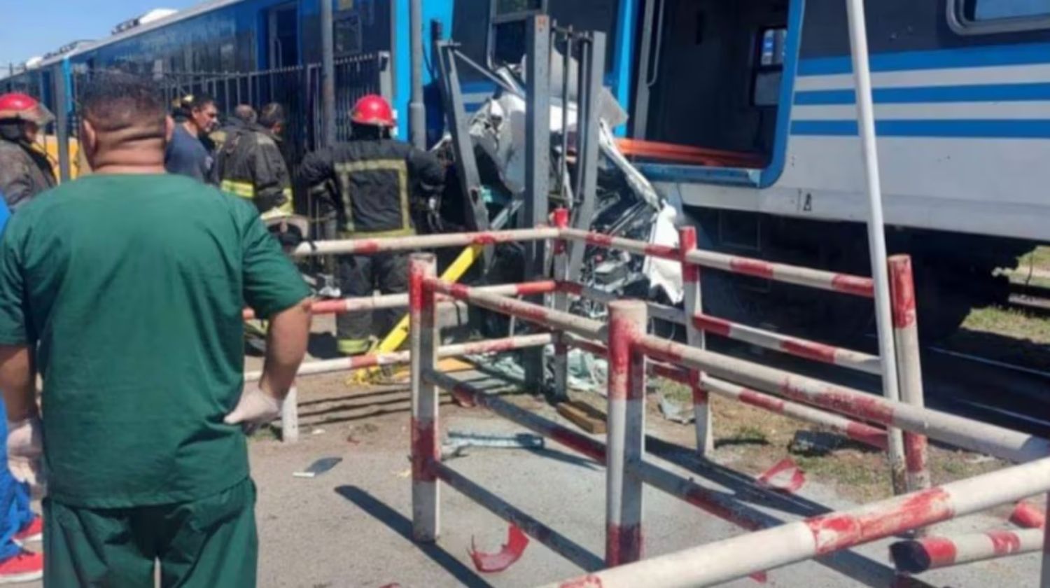 Laferrere: una remisera de 67 años murió embestida por un tren tras pasar con su auto con la barrera baja