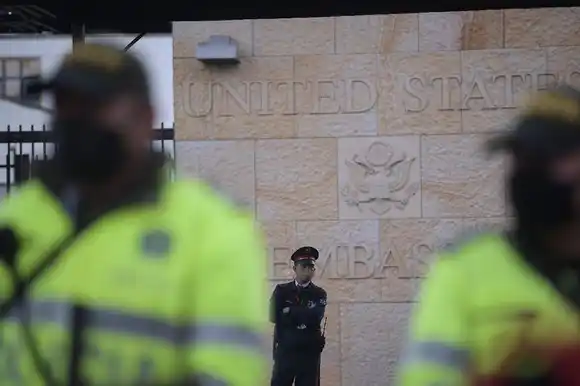 Cierran embajada de EE.UU. en Bogotá por alerta de carro bomba