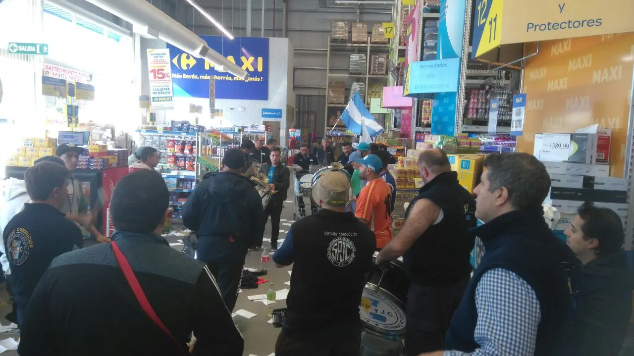 Un paro de Jerárquicos en Carrefour de Lomas podría extenderse a otras sucursales 