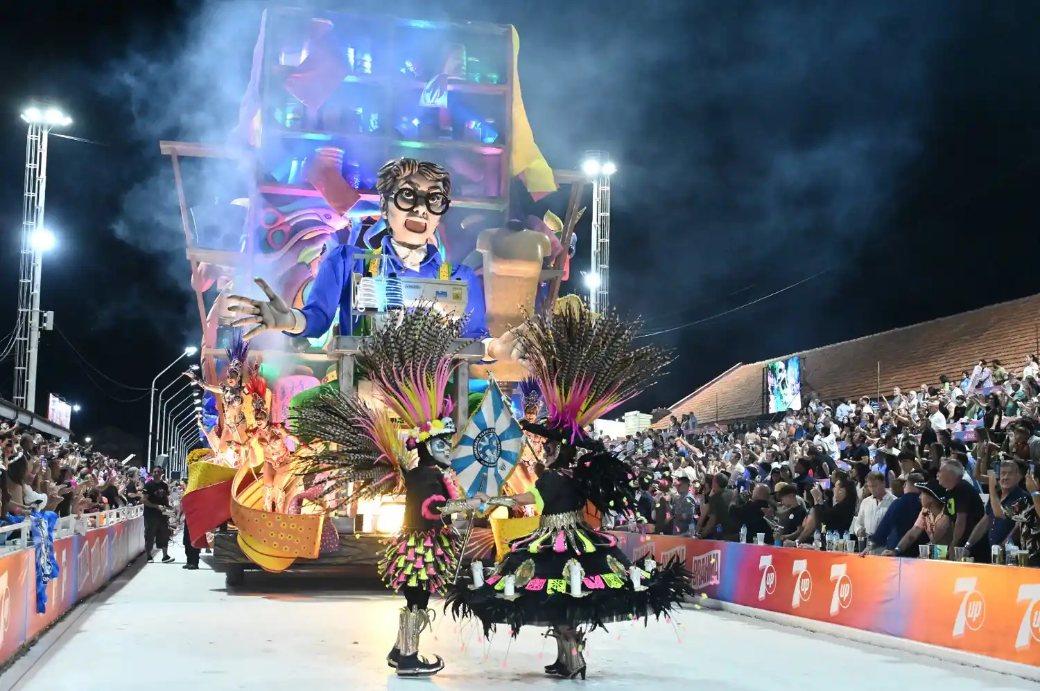 La novena noche del Carnaval del País coronó el fin de semana largo con más de 19 mil personas