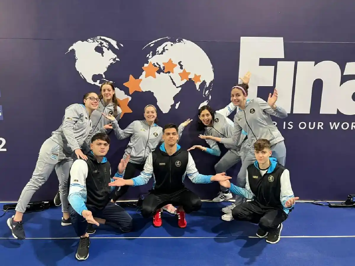 Nicola Rhó y Santillán se tiran a la pileta