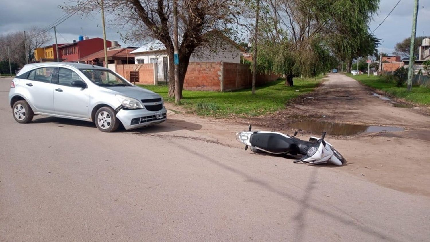 Choque entre un auto y una moto en la zona norte