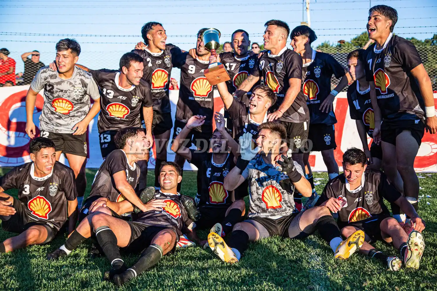 Otra copa para la vitrina. Ramiro Arias sostiene la Copa Challenger junto al plantel de Huracán Ciclista, en lo que significa el décimo título para el Globo Chavense