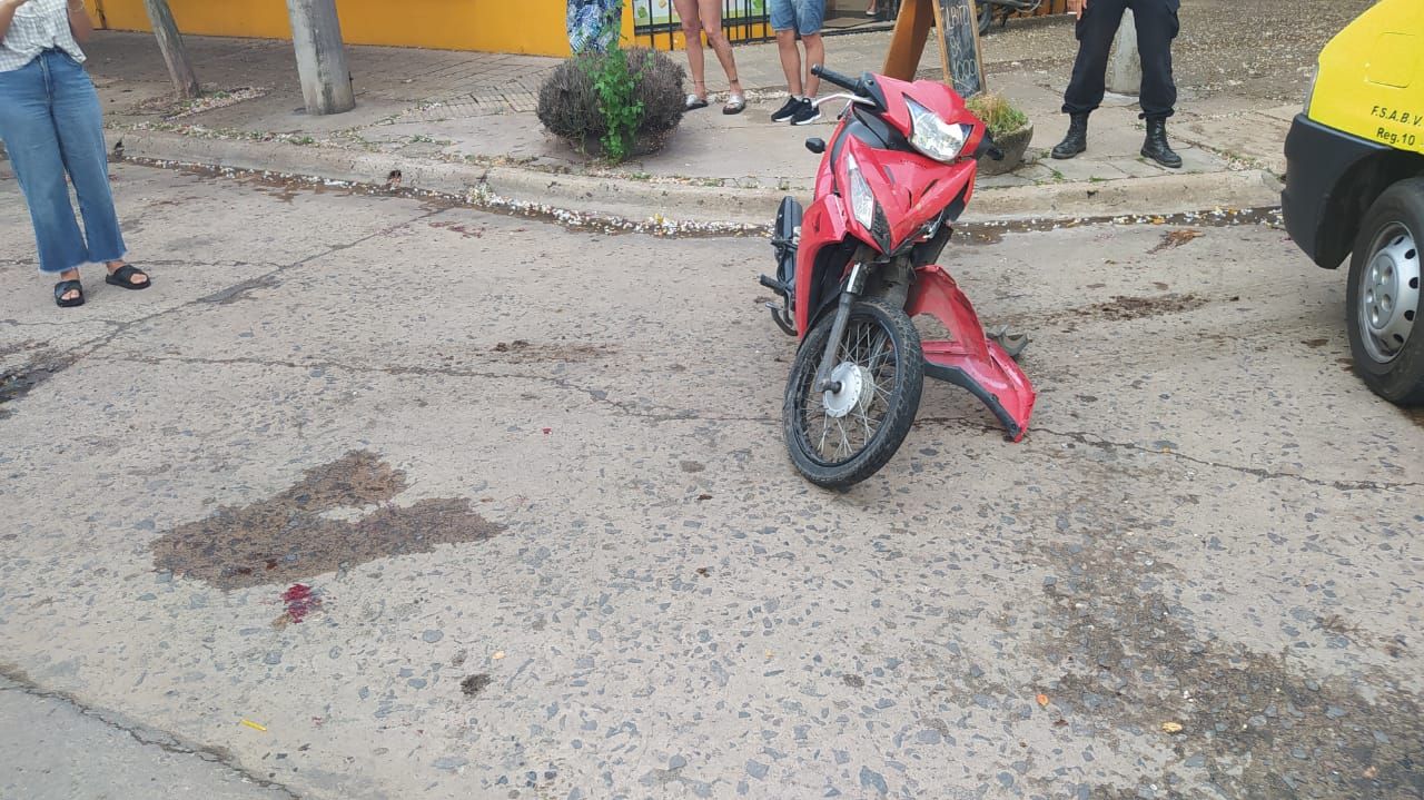 Los tripulantes de la moto presentaba politraumatismos y el conductor se encontraba en shock. Crédito: Bomberos de Venado Tuerto.