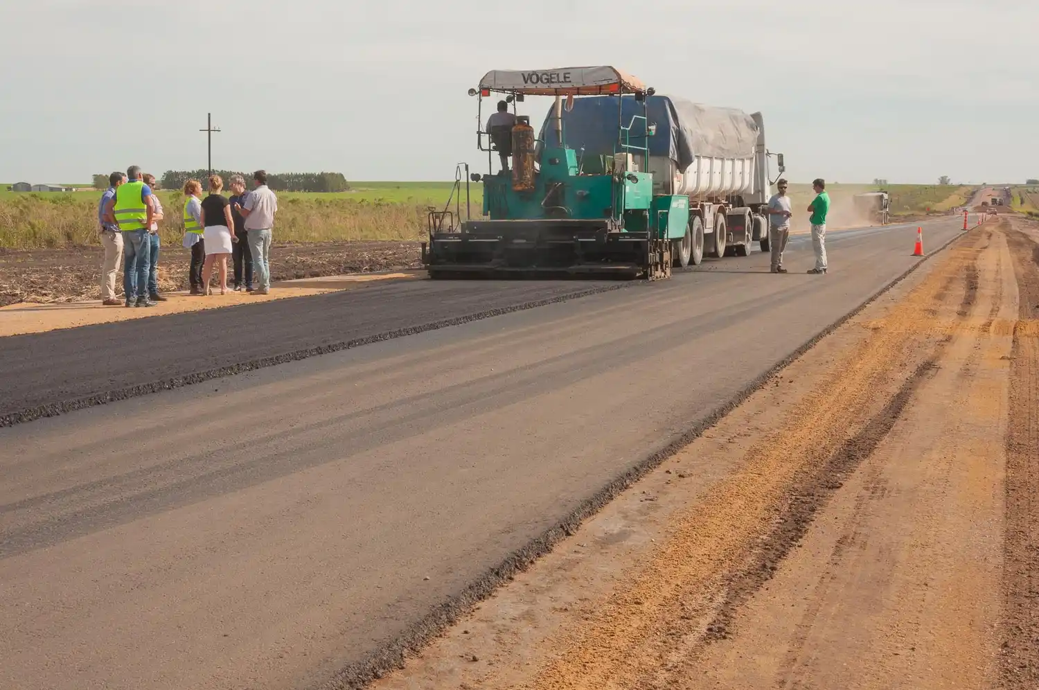 Ruta 51: Comenzó la colocación de la carpeta asfáltica en un tramo