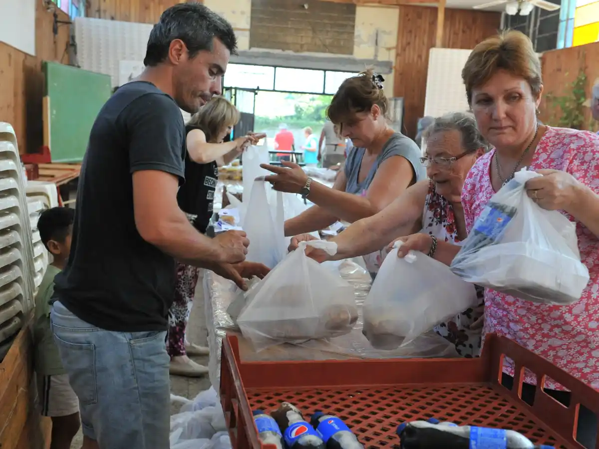 Voluntarios cocinaron el menú navideño a los internos del penal local