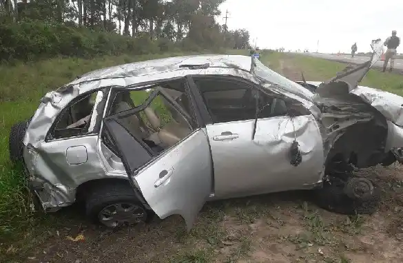 Un conductor se durmió al volante y originó un terrible vuelco en ruta 14 