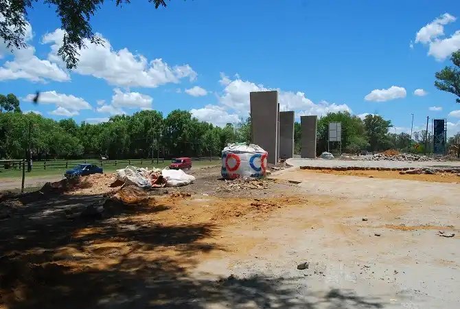 Reducirán el paso de vehículos para reparar el portal de bienvenida