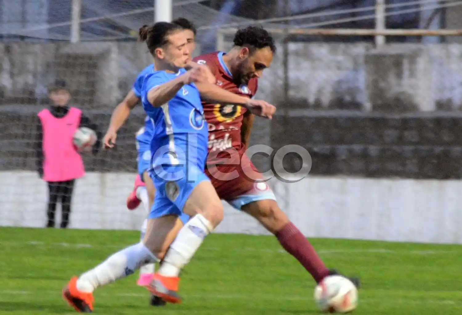 La lucha por la pelota es entre Natale y Fernández.