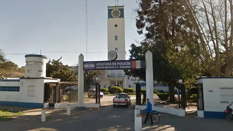 Detuvieron a un comisario de Santa Fe por defraudación con fondos públicos destinados a combustible para patrulleros - 2