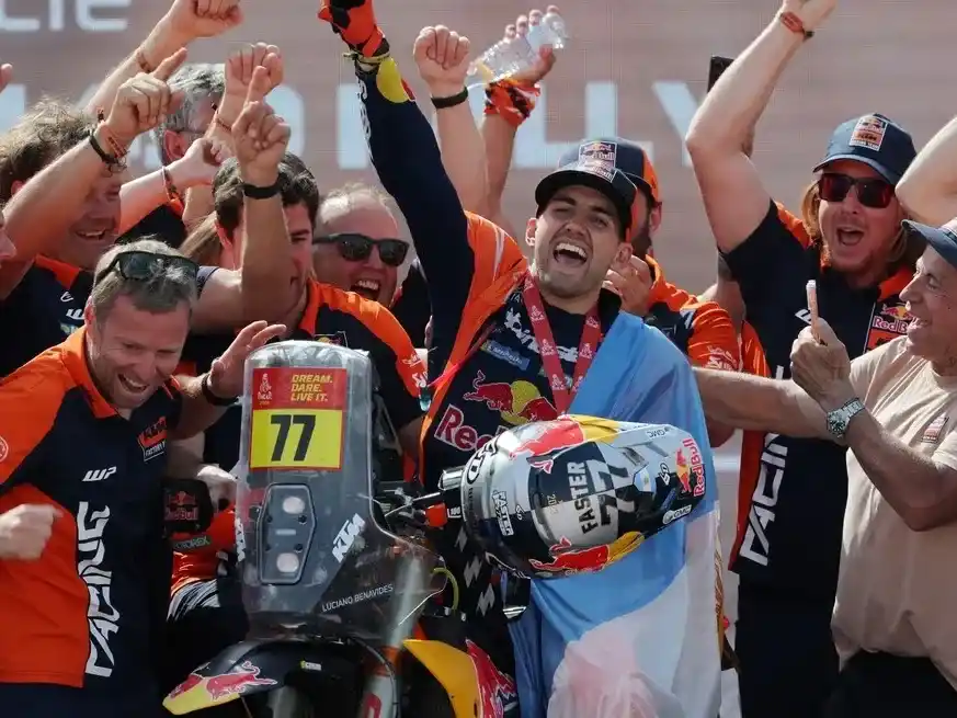 Benavides celebró en el desierto tras completar la última etapa de la competencia. Crédito: Reuters.