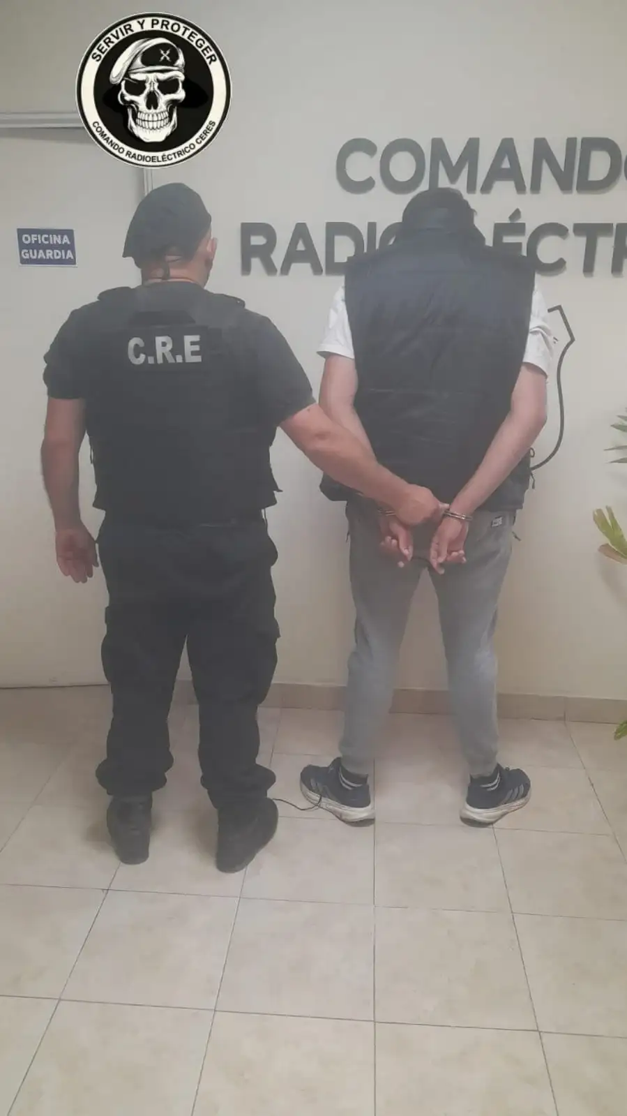 Estaba con sed y no tenía dónde tomar: un joven de 19 años intentó robar un vaso de acero en un minishopping - 2