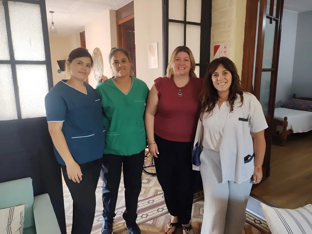 Romina Domínguez (tercera desde la izquierda), junto a su hija Victoria Tiseira, Elisa Castillo y la doctora Agustina Monges