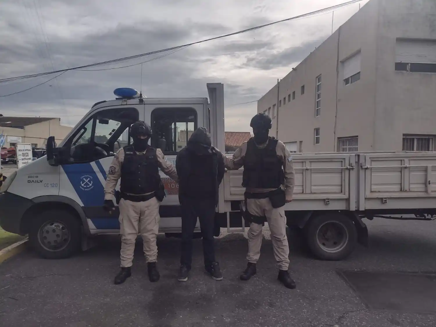 El magistrado interviniente ordenó que el acusado sea alojado en la sede local de la Prefectura hasta que este miércoles por la mañana fuera citado a declarar.