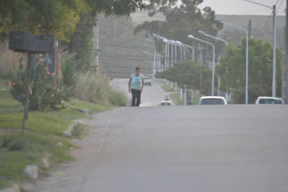 El escenario del fatal incidente vial expone la inconclusa urbanización y la dificultad 
para los peatones para transita