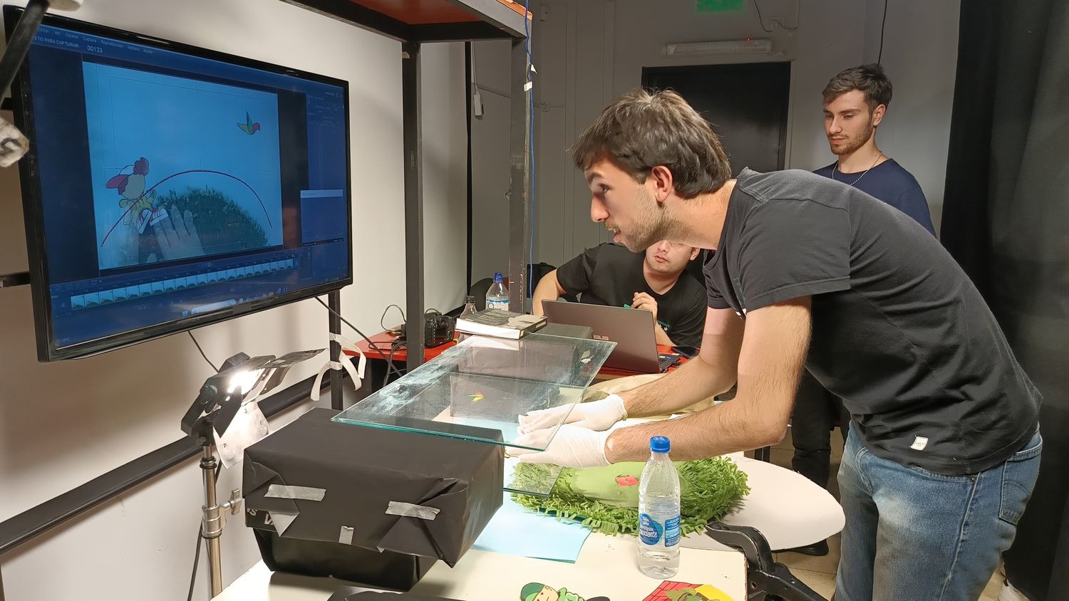 Los estudiantes llevan a cabo la técnica de stop motion, capturando un aproximado de 12 fotogramas por segundo.